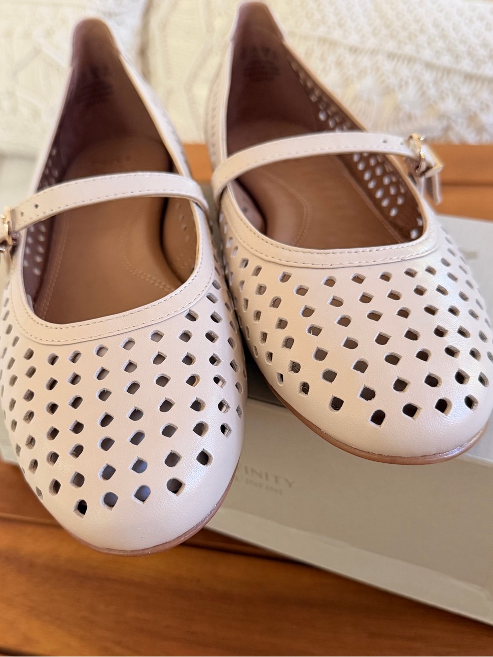 NATURALIZER ARIA FLAT SHOE - Picture 9 of 11